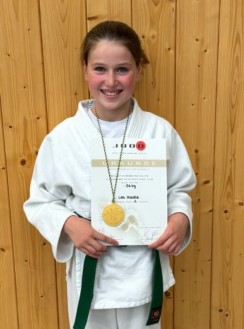 Lea mit Urkunde und Medaille